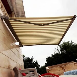 سایبان پارکینگ نصب شده مناسب مناطق گرم و خشک