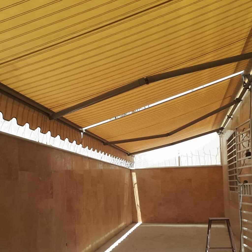 سایبان مغازه در مرحله بررسی نقاط اتصال