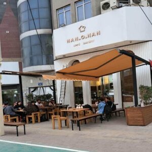 سایبان مغازه نصب شده روی نمای پروژه نوساز