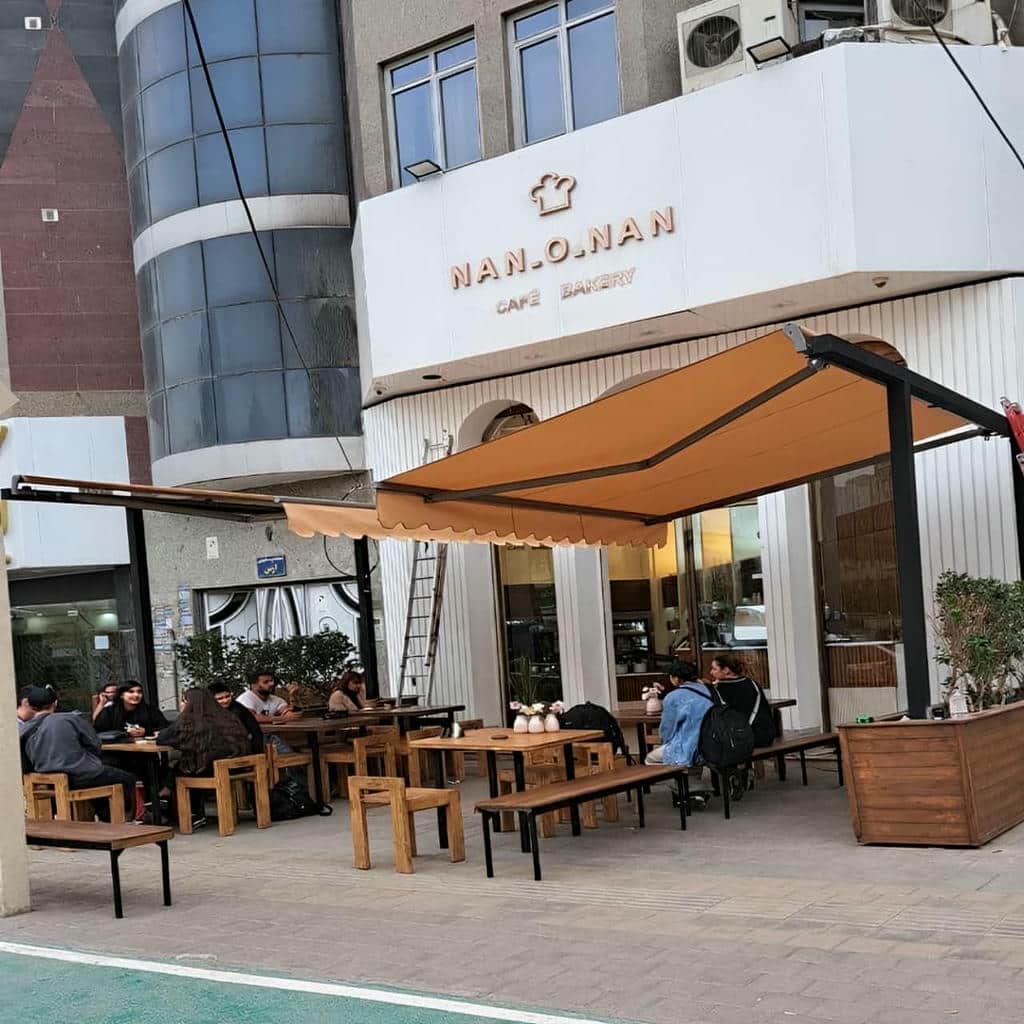سایبان مغازه نصب شده روی نمای پروژه نوساز