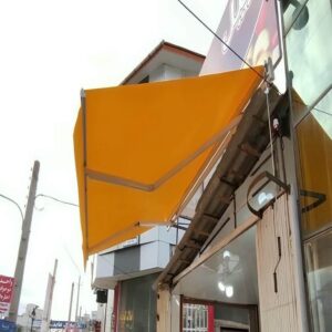 سایبان بازویی نصب شده روی بالکن ساختمان مسکونی
