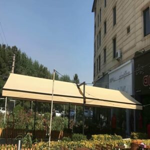 سایبان ریموت دار نصب شده با سازه مقاوم و منظم