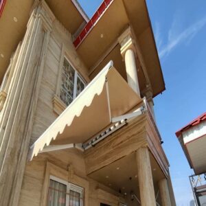 سایبان برقی بازویی نصب شده روی تراس خانه