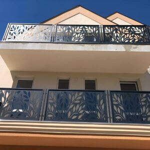 نرده چوبی راه پله در مرحله مشاوره انتخاب رنگ