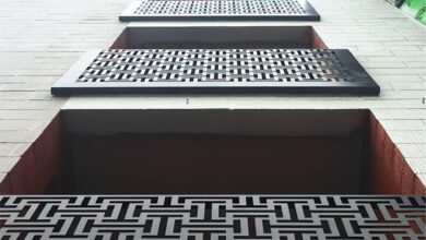 نرده تراس فلزی نصب شده روی بالکن ساختمان مسکونی