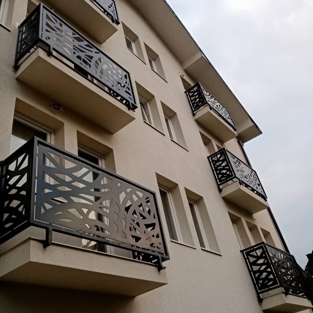 نرده مدرن بالکن با طراحی ساده مناسب بودجه اقتصادی