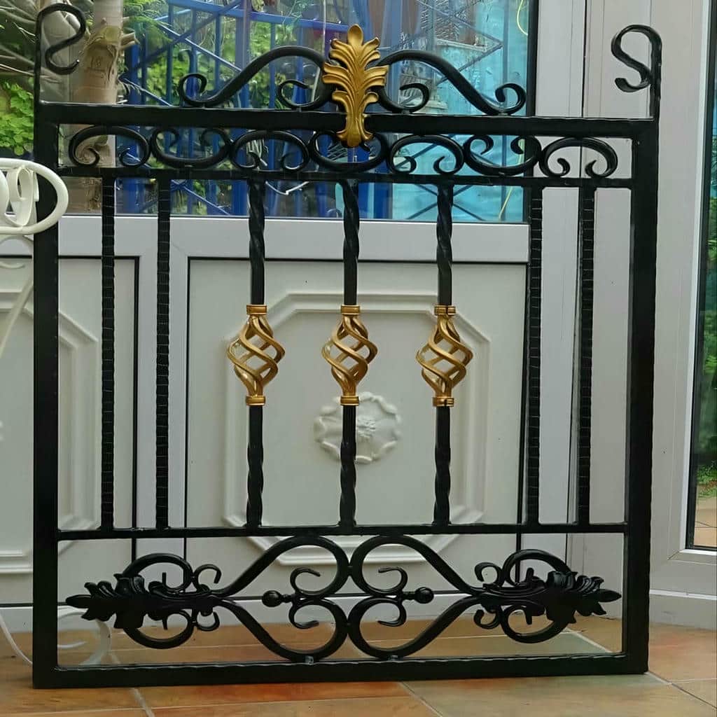 نرده پنجره فرفورژه هنگام مشاهده نمونه کار واقعی