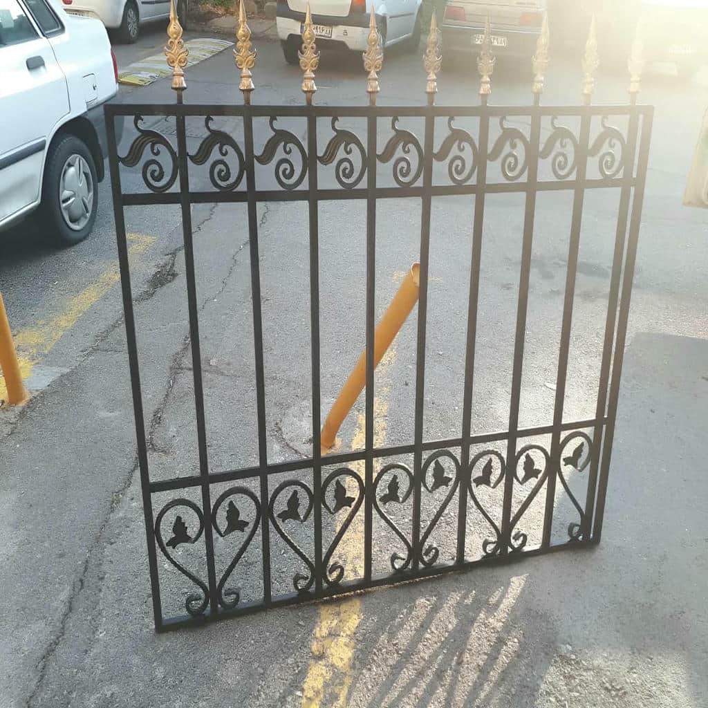 حفاظ پنجره دوجداره با طرح فرفورژه هماهنگ با نما