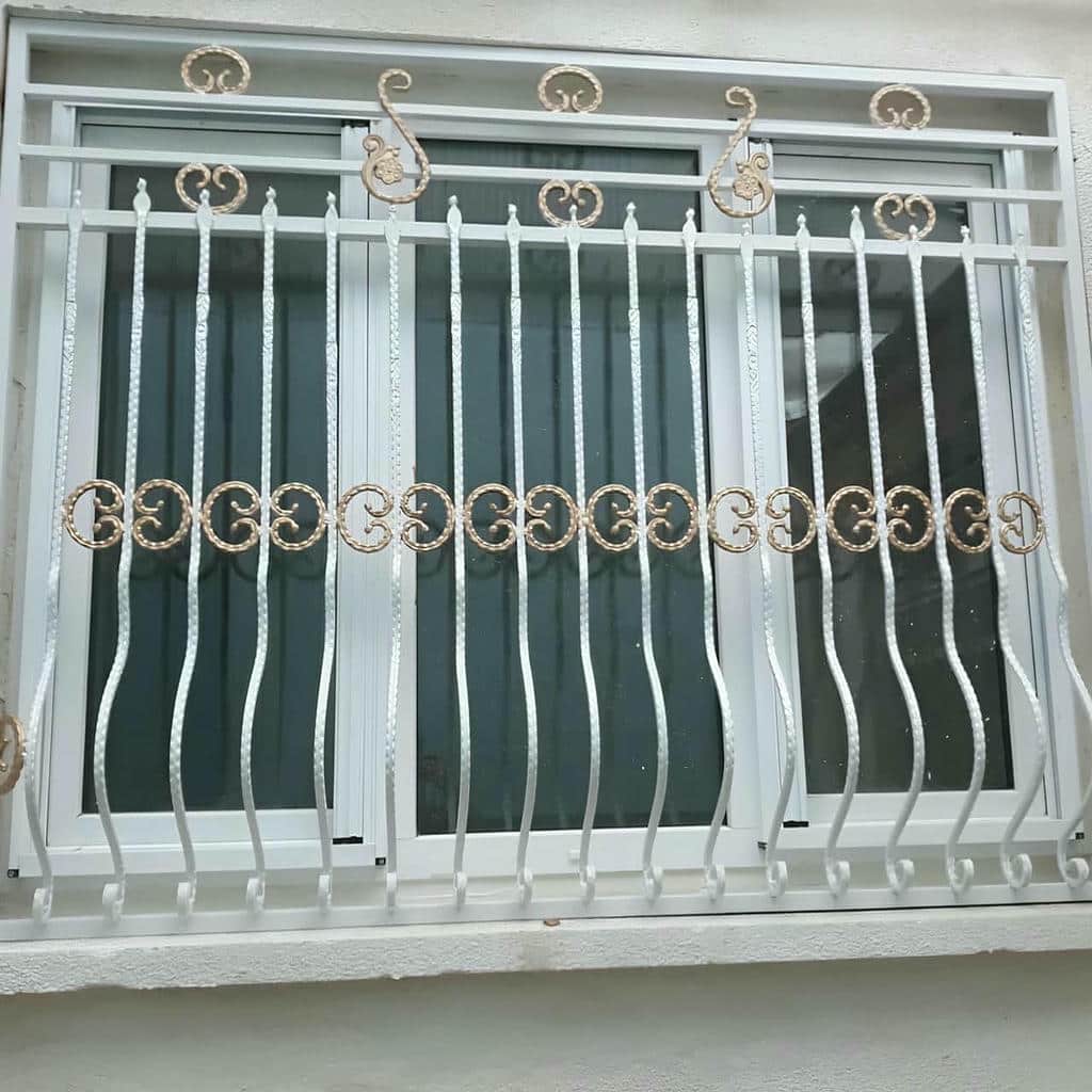 حفاظ پنجره فرفورژه هنگام اندازه گیری دقیق قاب