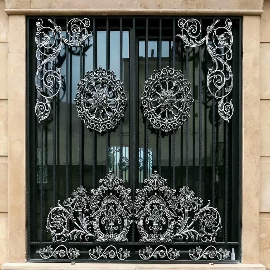 حفاظ پنجره فرفورژه هنگام بررسی کیفیت متریال