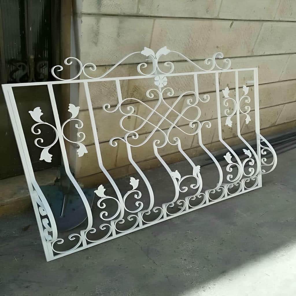 حفاظ پنجره گلنرده هنگام بررسی کیفیت متریال حفاظ پنجره گلنرده هنگام بررسی کیفیت متریال