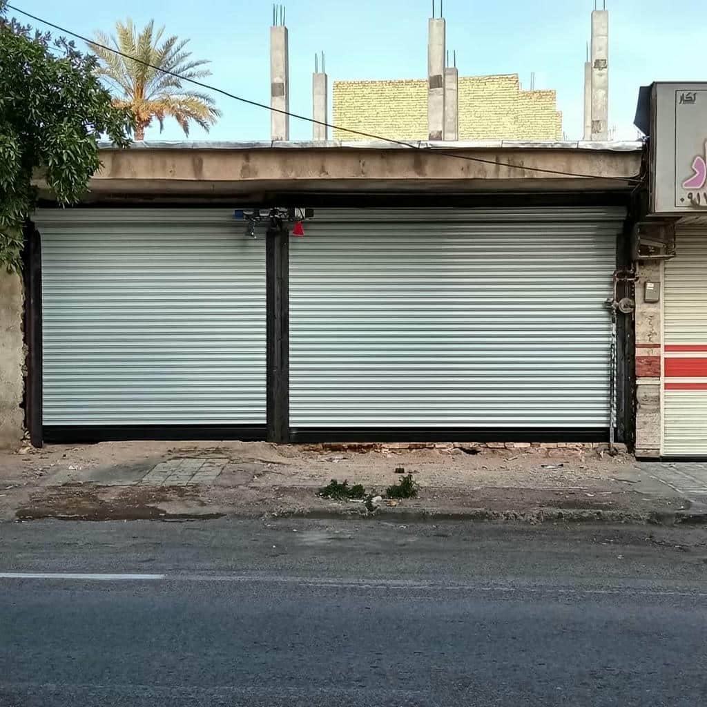 کرکره مغازه با اجرای منظم در ورودی مجتمع