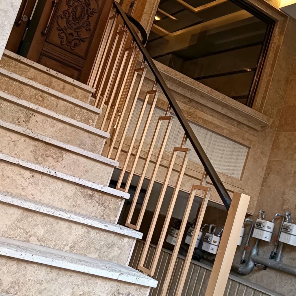 نرده پله آپارتمان با فرم ساده و اتصال منظم نرده پله آپارتمان با فرم ساده و اتصال منظم