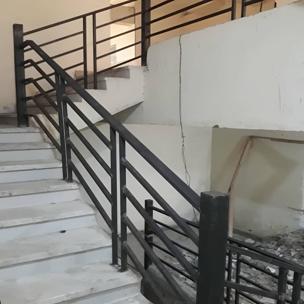 حفاظ لبه بالکن در مرحله بررسی مدل قابل سفارش حفاظ لبه بالکن در مرحله بررسی مدل قابل سفارش