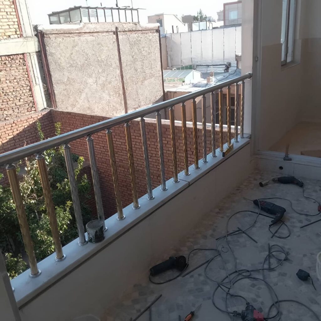 نرده بالکن ویلایی با متریال یکدست و ظاهر مدرن