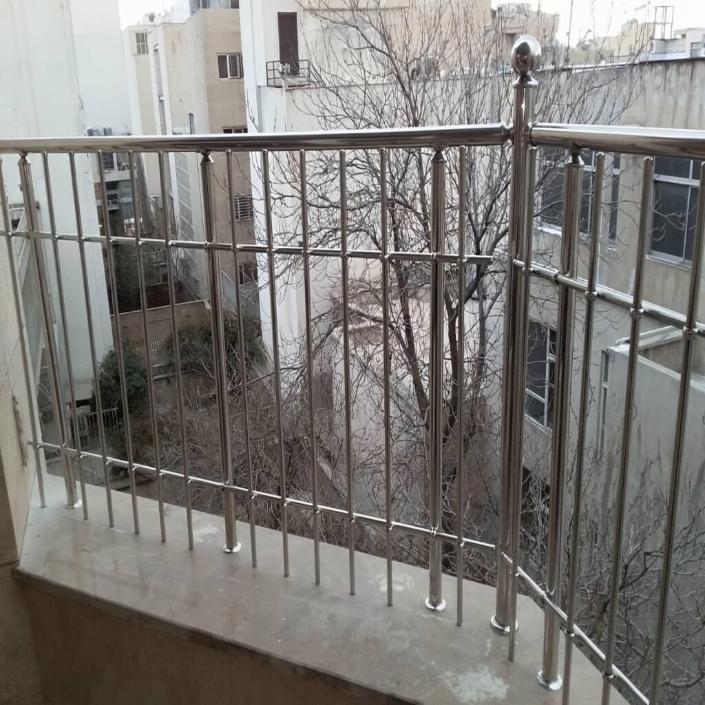 نرده کلاسیک بالکن در مرحله بررسی نمونه کار پروژه