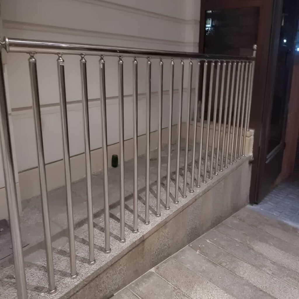 نرده کلاسیک بالکن با متریال هماهنگ با نمای لوکس