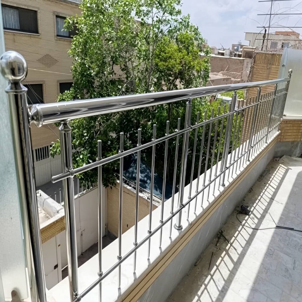 نرده پله مدرن با پایه های منظم و پرداخت یکدست