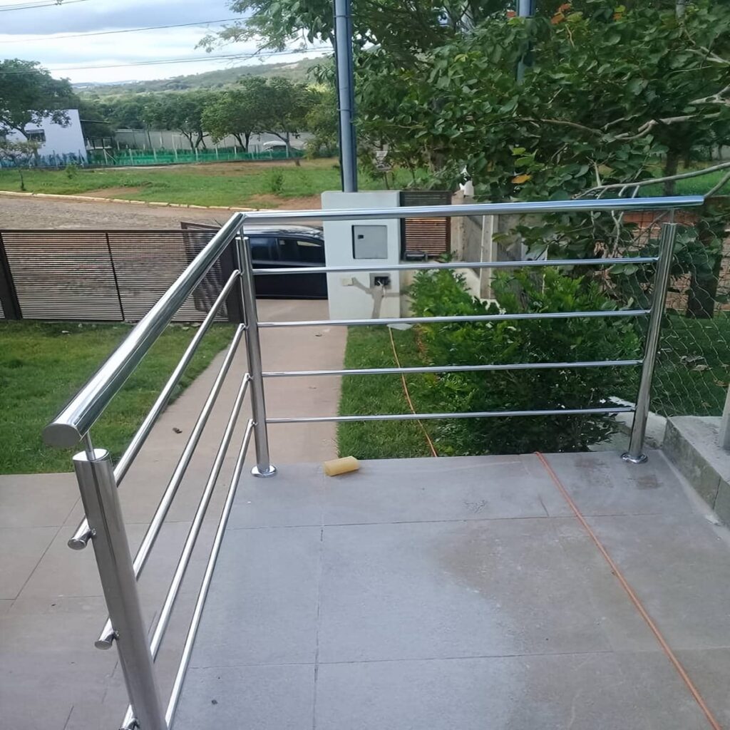 هندریل راه پله سفارشی با اتصال مناسب زیرکار قدیمی