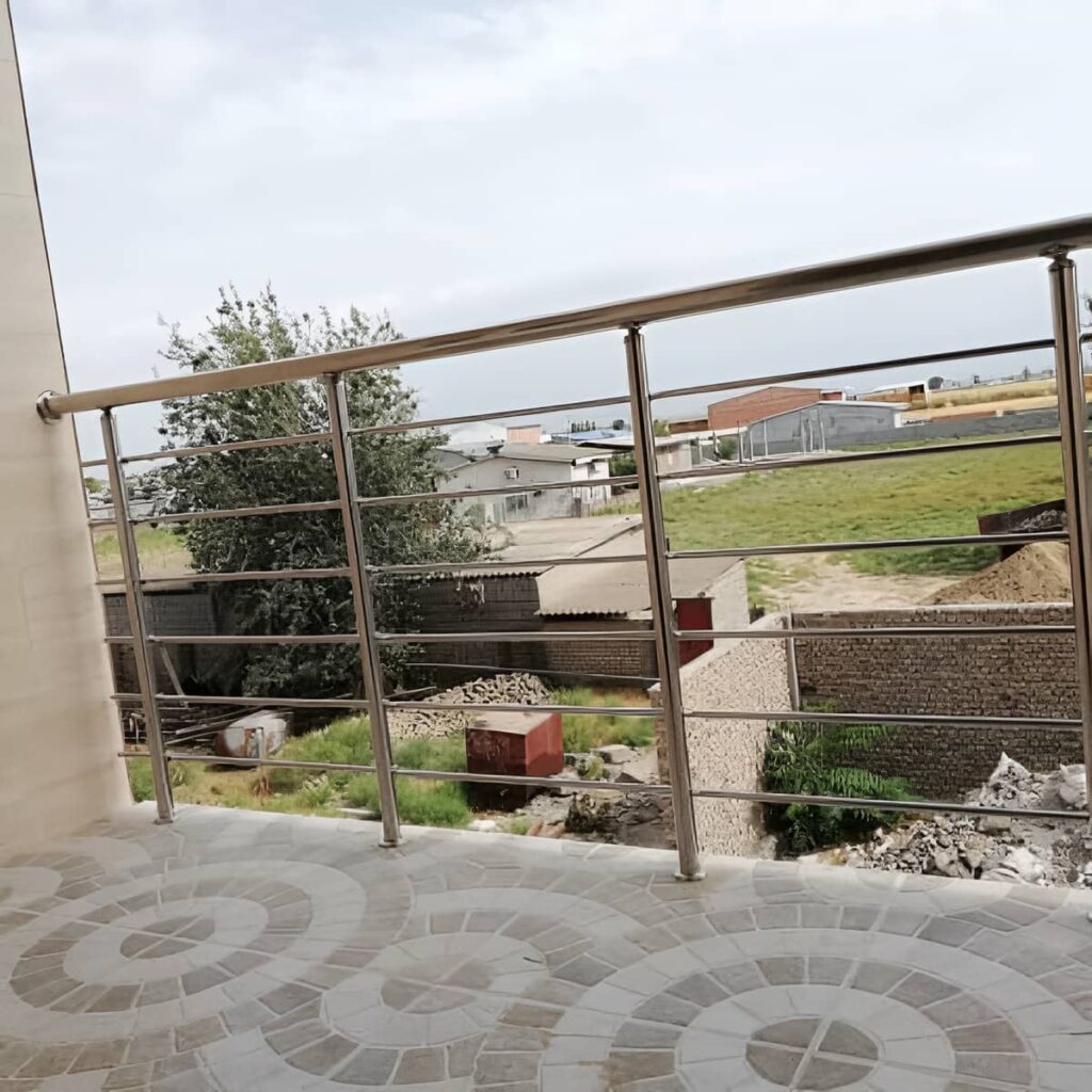 نرده مدرن بالکن با پوشش یکنواخت و رنگ هماهنگ