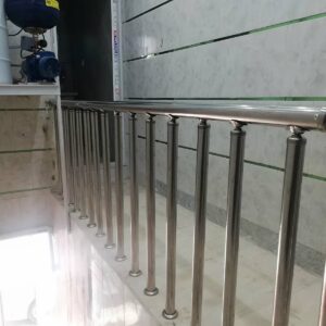 نرده آلومینیومی بالکن با پروفیل منظم مناسب فضای ورودی