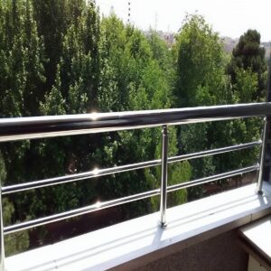 نرده چوبی راه پله با سطح پرداخت شده و بافت طبیعی