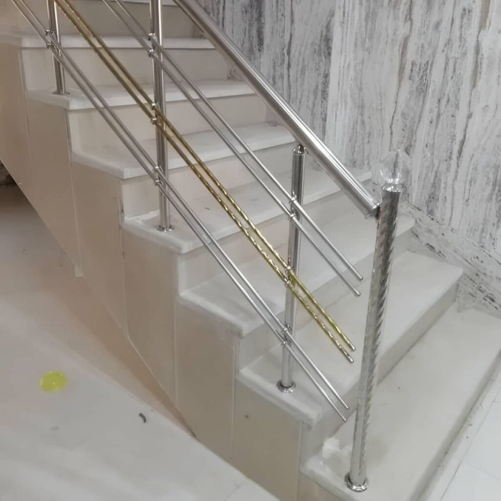 نرده استیل راه پله با اتصالات ایمن و تمیز