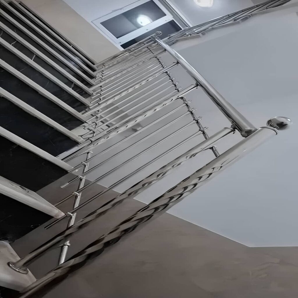نرده استیل بالکن با اتصالات منظم روی لبه تراس نرده استیل بالکن با اتصالات منظم روی لبه تراس
