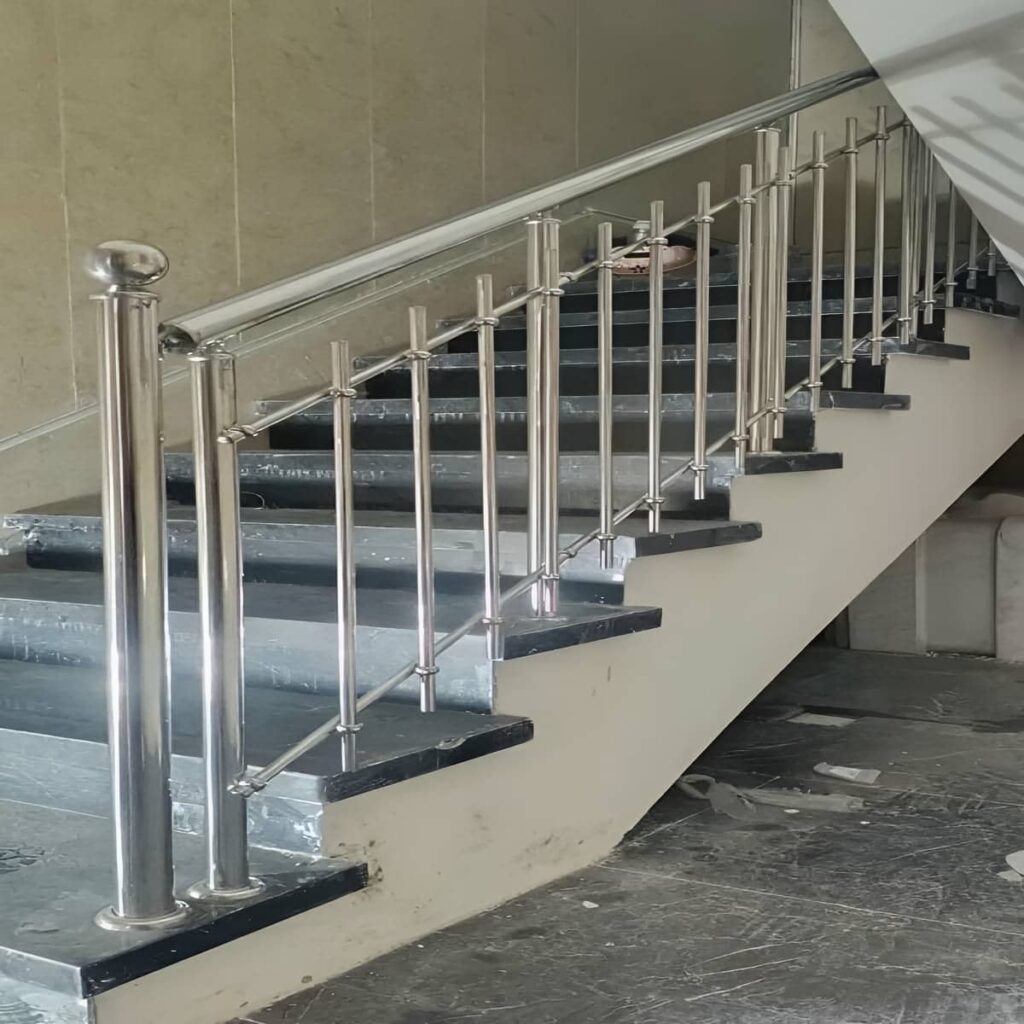 نرده استیل بالکن در مرحله اندازه گیری پیش از سفارش