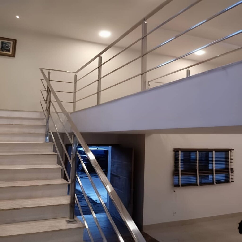 نرده استیل راه پله در نمونه کار نصب شده ورودی