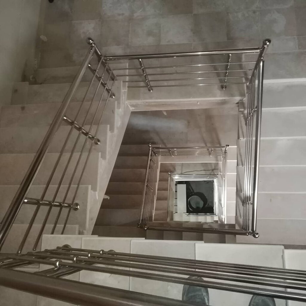 نرده استیل راه پله در مرحله مشاوره برای ورودی ساختمان