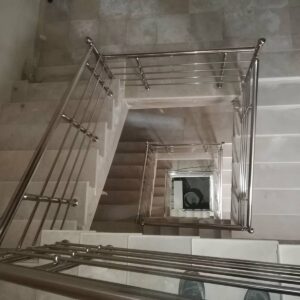 نرده استیل راه پله در مرحله مشاوره برای ورودی ساختمان