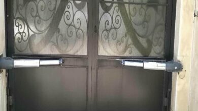 جک بازویی نصب شده روی درب فلزی ساختمان مسکونی