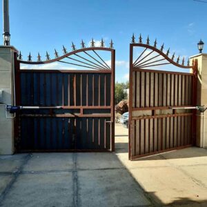 جک درب پارکینگ مدل بازویی روی درب فلزی خانه