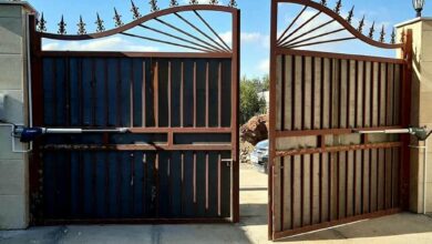 جک درب پارکینگ مدل بازویی روی درب فلزی خانه