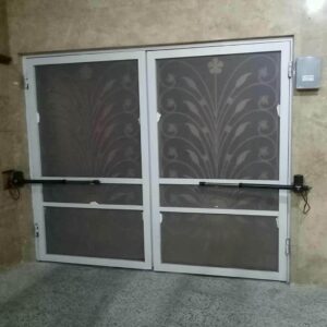 جک درب پارکینگ نصب شده روی درب مسکونی کم صدا