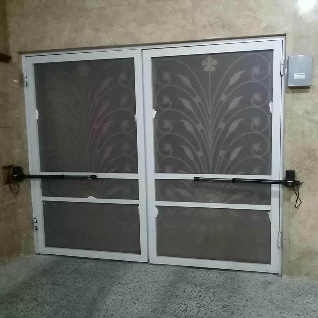 جک درب پارکینگ نصب شده روی درب مسکونی کم صدا