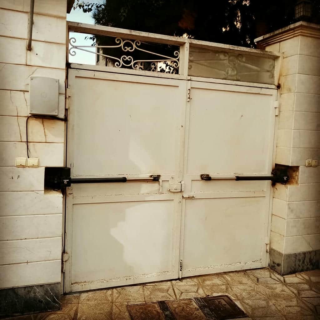جک پارکینگی بازویی روی درب فلزی ویلا