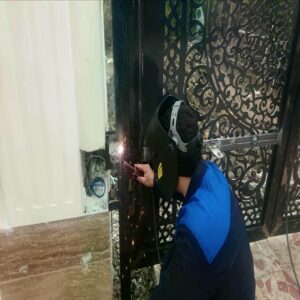 جک بازویی نصب شده روی درب فلزی دهانه بزرگ