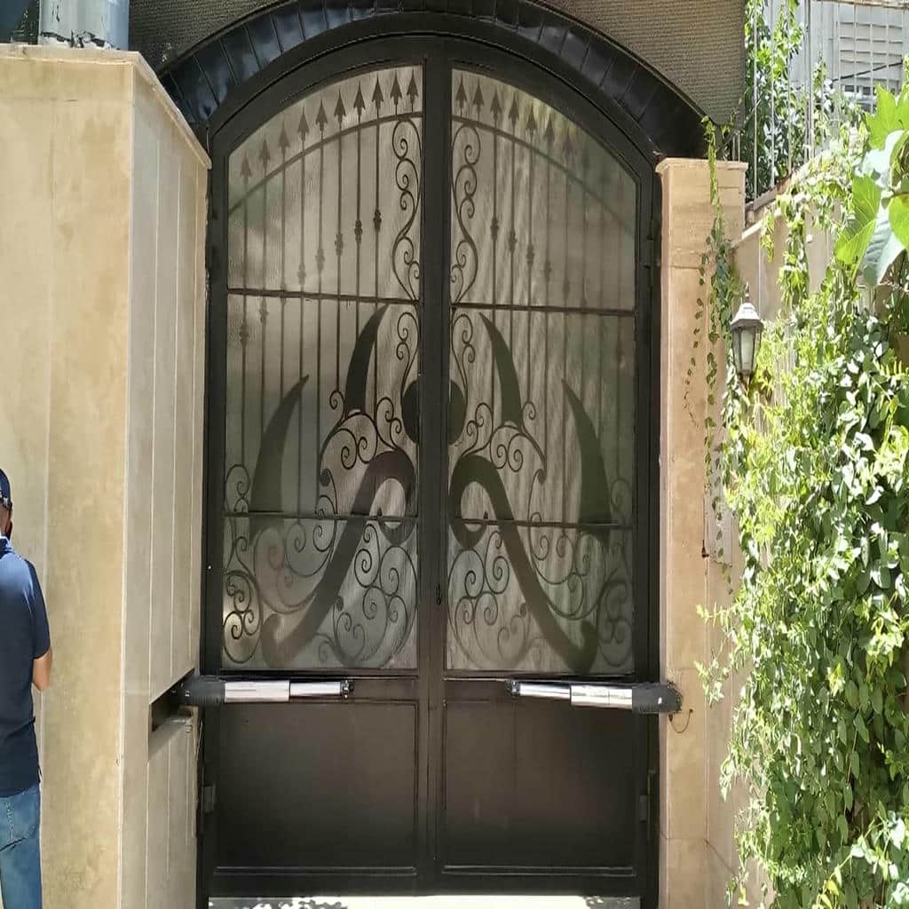 جک بازویی روی درب دو لنگه با ابعاد بزرگ