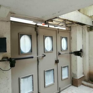 جک درب ویلایی نصب شده روی درب لوکس فلزی