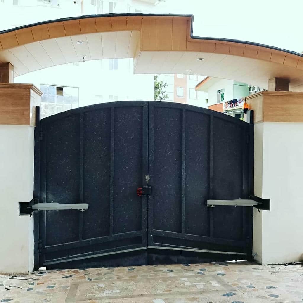 جک تک لنگه روی درب خیس از باران