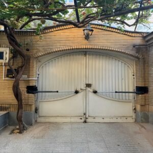 جک پارکینگی نصب شده روی درب فلزی روباز