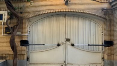 جک پارکینگی نصب شده روی درب فلزی روباز