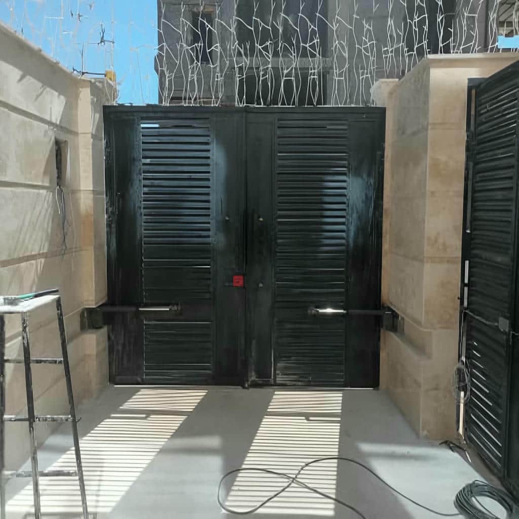 جک درب پارکینگ روی درب دو لنگه ساختمان