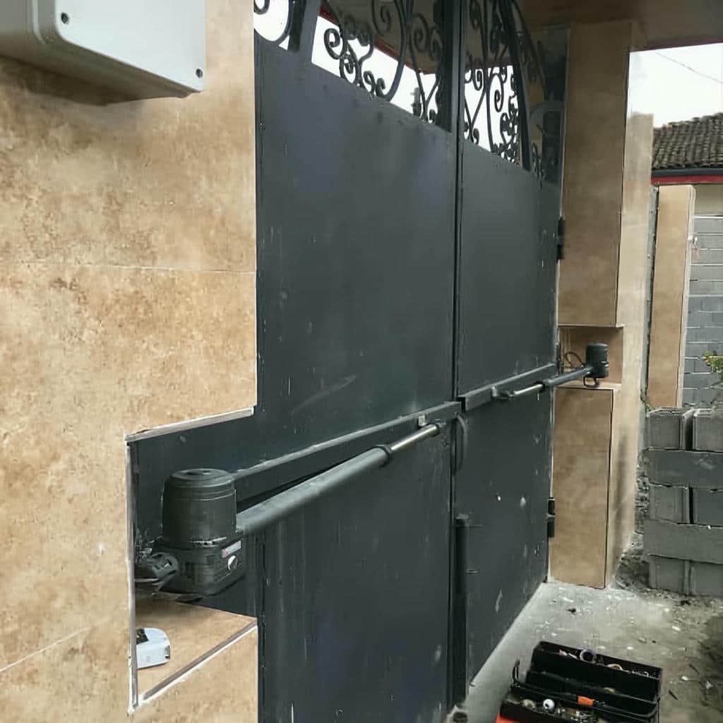جک هیدرولیک هنگام بررسی محل اتصال بازو