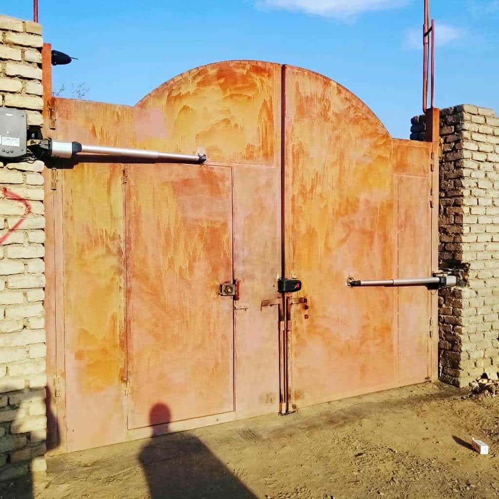 جک درب حیاط در نمونه اجرای تخصصی