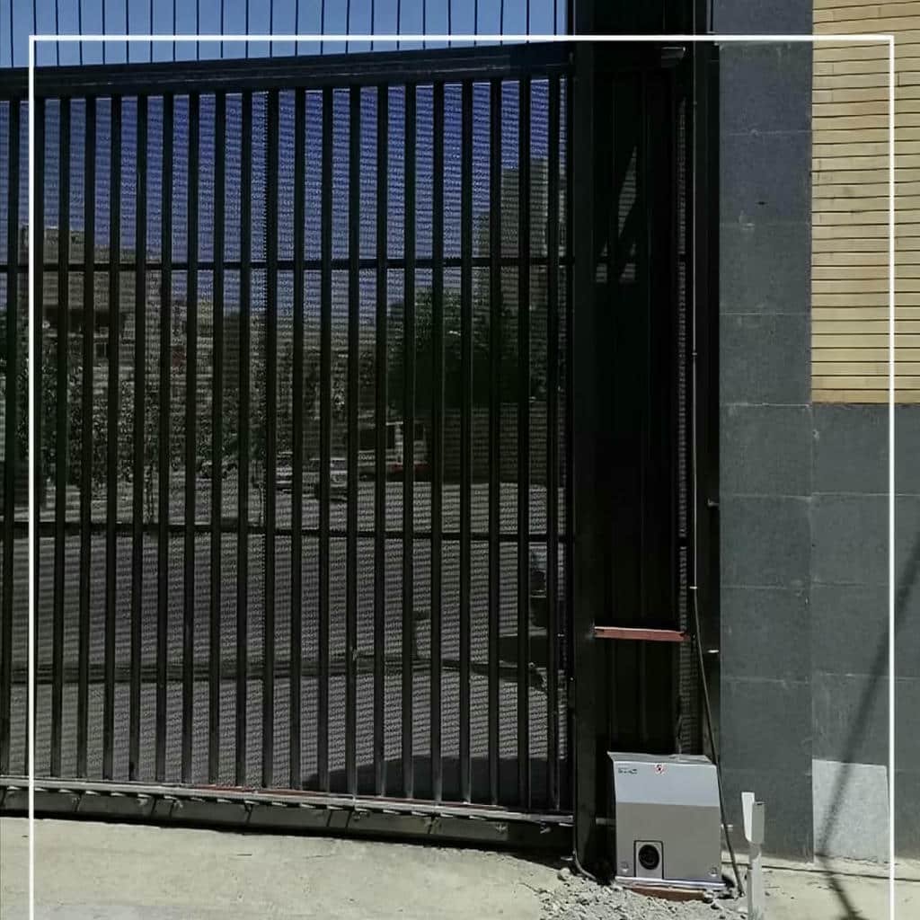 جک پرقدرت روی درب دو لنگه فرفورژه