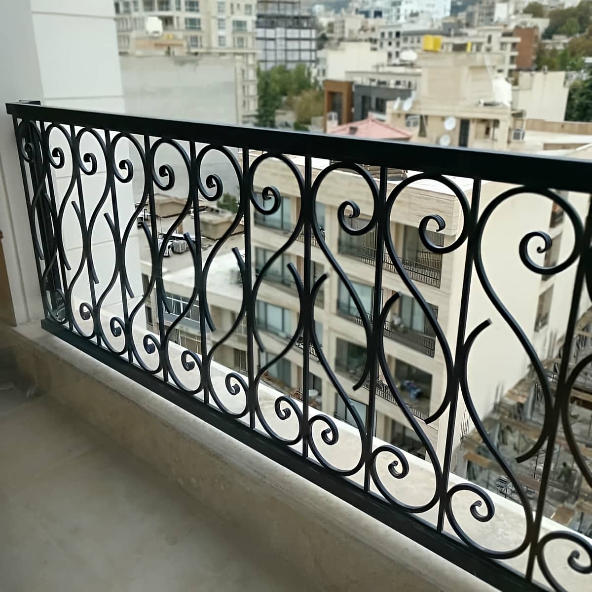 نرده پله مدرن در مرحله مشاوره برای نمای مینیمال مرکز تخصصی فروش نرده پله مدرن مناسب نمای مدرن و مینیمال