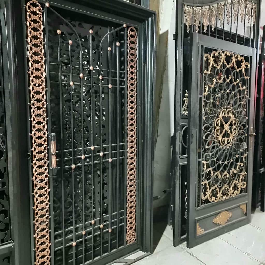 درب خانه آماده اندازه گیری دقیق محل نصب